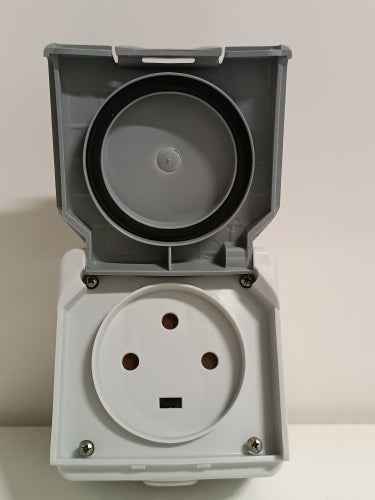 Retour client Ecost Legrand LEG91656 Prise étanche en saillie Prise E 20 A 3p IP55 ik08 i