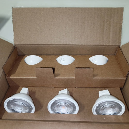 Ecost Customer Return Amazon Basics Gu5.3 LED bulb MR16, 4.5 W (replaces 35 W)