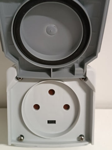 Retour client Ecost Legrand LEG91656 Prise étanche en saillie Prise E 20 A 3p IP55 ik08 i