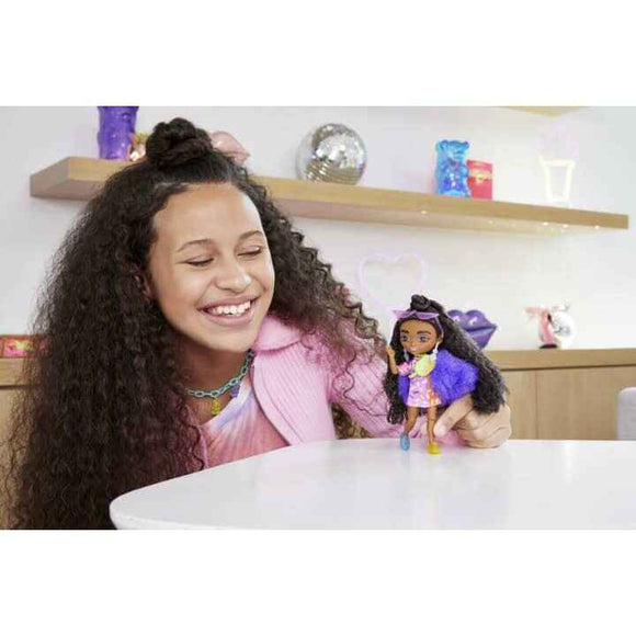 Poupée Barbie® Extra Mini avec robe colorée