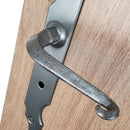 2 poignées de porte sur plaque fine CELTIQUE, Verrou de condamnation pour salle de bain/WC, Finition acier aspect fer forgé patiné, Entraxe standard 195 mm