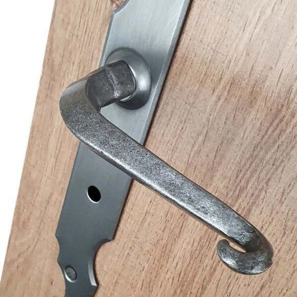 2 poignées de porte sur plaque fine CELTIQUE, Verrou de condamnation pour salle de bain/WC, Finition acier aspect fer forgé patiné, Entraxe standard 195 mm