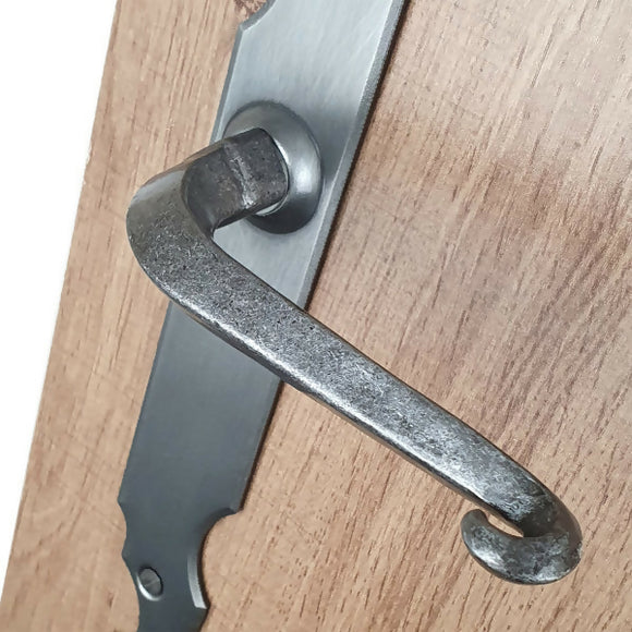 2 poignées de porte sur plaque CELTIQUE, Sans trou pour pièce à vivre, Finition acier aspect fer forgé patiné, Entraxe standard 195 mm