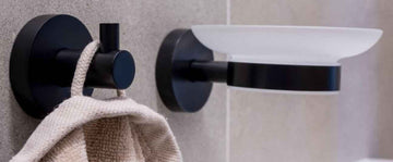 Patère simple murale DARK en laiton noir 5,5cm x 5,5cm x 5cm