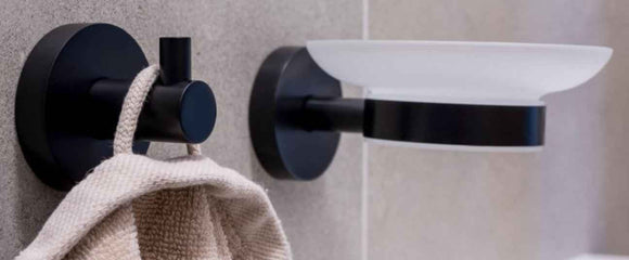 Patère simple murale DARK en laiton noir 5,5cm x 5,5cm x 5cm