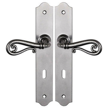 2 poignées de porte sur plaque fine NOBLE, Entrée de clé pour chambre, Finition fer patiné gris, Entraxe 195 mm