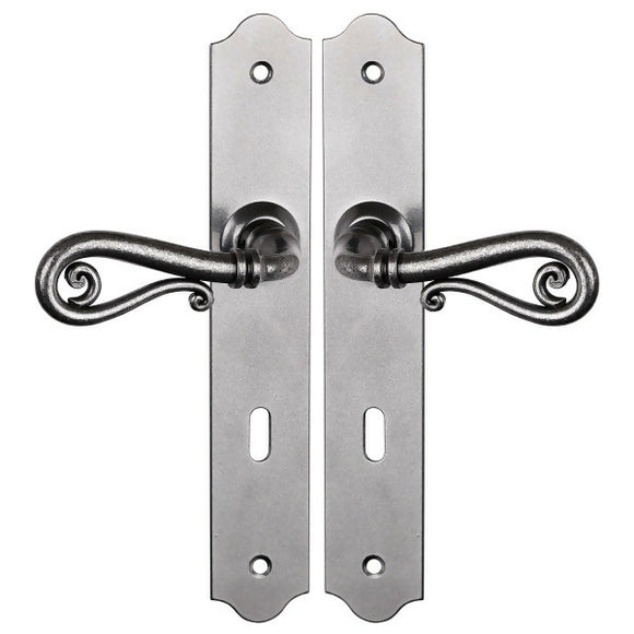 2 poignées de porte sur plaque fine NOBLE, Entrée de clé pour chambre, Finition fer patiné gris, Entraxe 195 mm