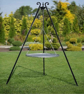 Grille noire en acier sur Trépied