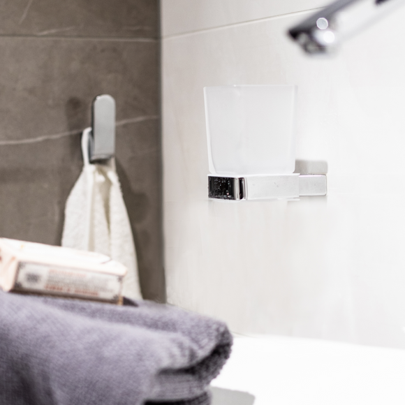 Patère simple VIA en chrome 2,5 x4,8 x7 cm