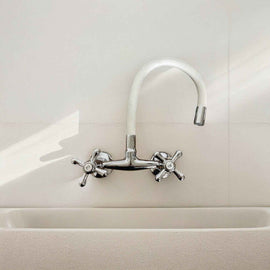 Rubinetto a parete con canna flessibile