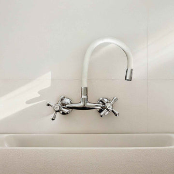 Rubinetto a parete con canna flessibile