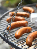 Grille noire en acier sur Trépied