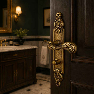 2 poignées de porte sur plaque SULLY, Verrou de condamnation pour salle de bain/WC, Finition laiton patiné aspect vieilli, Entraxe standard 195 mm