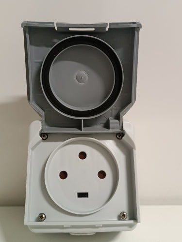 Retour client Ecost Legrand LEG91656 Prise étanche en saillie Prise E 20 A 3p IP55 ik08 i