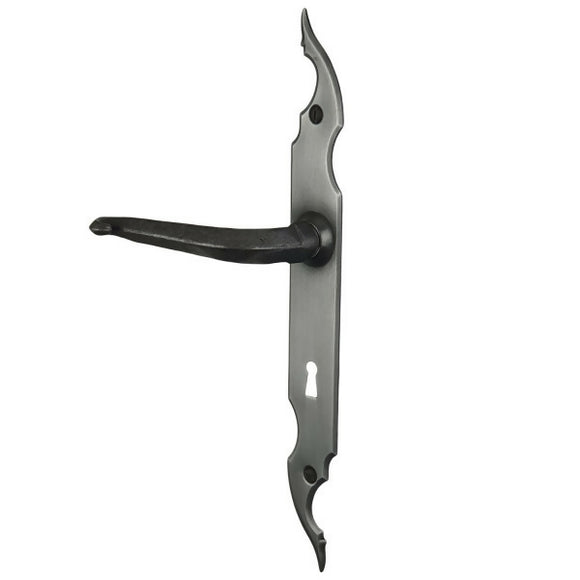 2 poignées de porte sur plaque fine CELTIQUE, Entrée de clé pour chambre, Finition acier aspect fer forgé patiné, Entraxe standard 195 mm