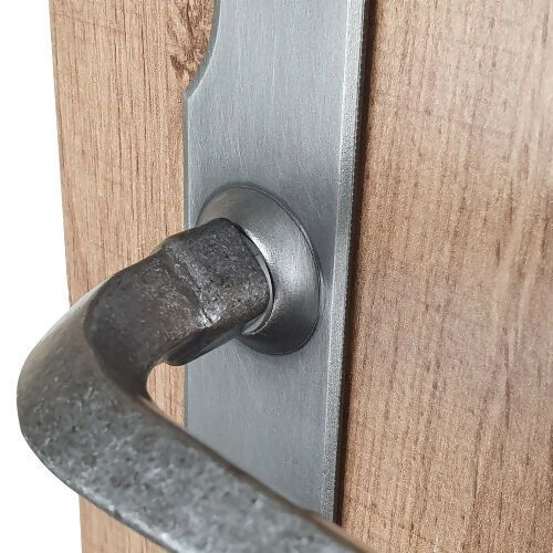 2 poignées de porte sur plaque CELTIQUE, Sans trou pour pièce à vivre, Finition acier aspect fer forgé patiné, Entraxe standard 195 mm