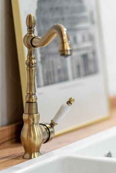 Rubinetto cucina monocomando bronzato con bocca a L girevole – aeratore e design elegante