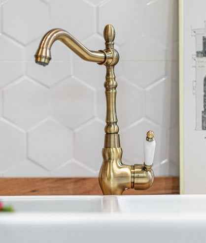 Rubinetto cucina monocomando bronzato con bocca a L girevole – aeratore e design elegante