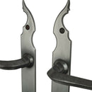 2 poignées de porte sur plaque fine CELTIQUE, Entrée de clé pour chambre, Finition acier aspect fer forgé patiné, Entraxe standard 195 mm
