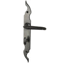 2 poignées de porte sur plaque fine CELTIQUE, Verrou de condamnation pour salle de bain/WC, Finition acier aspect fer forgé patiné, Entraxe standard 195 mm