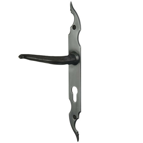 2 poignées de porte sur plaque fine CELTIQUE, Trou de cylindre - entrée - bureau - service, Finition acier aspect fer patiné rouille, Entraxe standard 195 mm