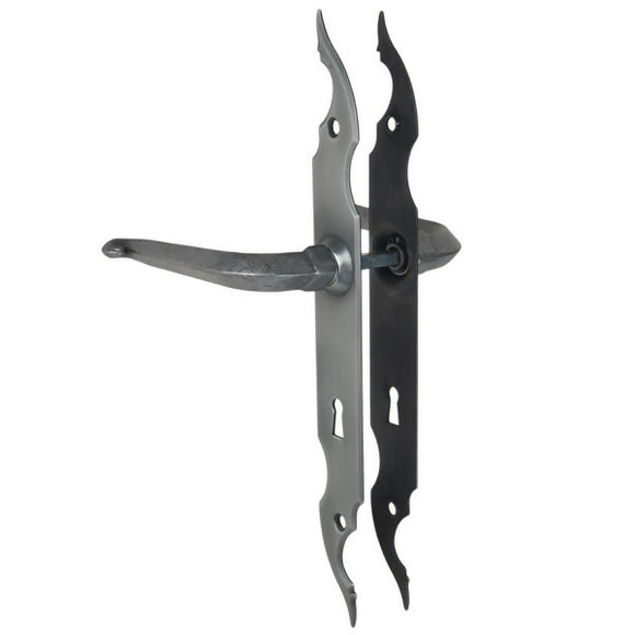 2 poignées de porte sur plaque fine CELTIQUE, Entrée de clé pour chambre, Finition acier aspect fer forgé patiné, Entraxe standard 195 mm