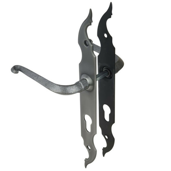 2 poignées de porte sur plaque fine CELTIQUE, Trou de cylindre - entrée - bureau - service, Finition acier aspect fer patiné rouille, Entraxe standard 195 mm