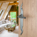 2 poignées de porte sur plaque CELTIQUE, Sans trou pour pièce à vivre, Finition acier aspect fer forgé patiné, Entraxe standard 195 mm