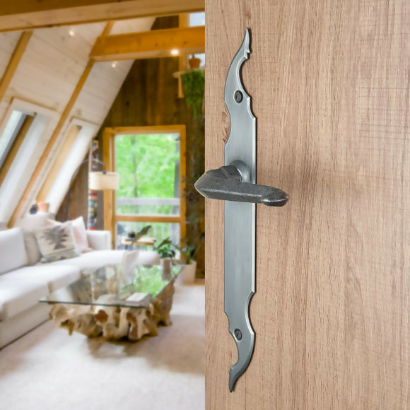 2 poignées de porte sur plaque CELTIQUE, Sans trou pour pièce à vivre, Finition acier aspect fer forgé patiné, Entraxe standard 195 mm
