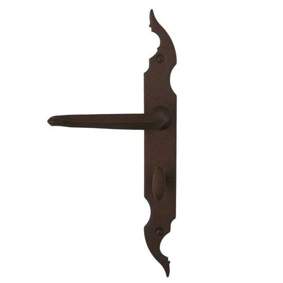 2 poignées de porte sur plaque CELTIQUE, Verrou de condamnation pour salle de bain/WC, Finition acier aspect fer forgé rouille, Entraxe standard 195 mm