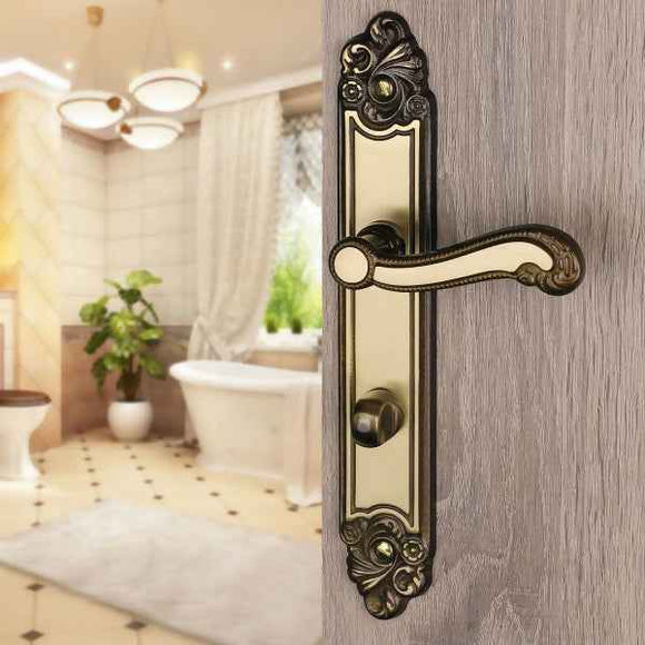 2 poignées de porte sur plaque LOUIS XV, Verrou condamnation pour salle de bain, Finition zamak doré patiné, Entraxe standard 195 mm