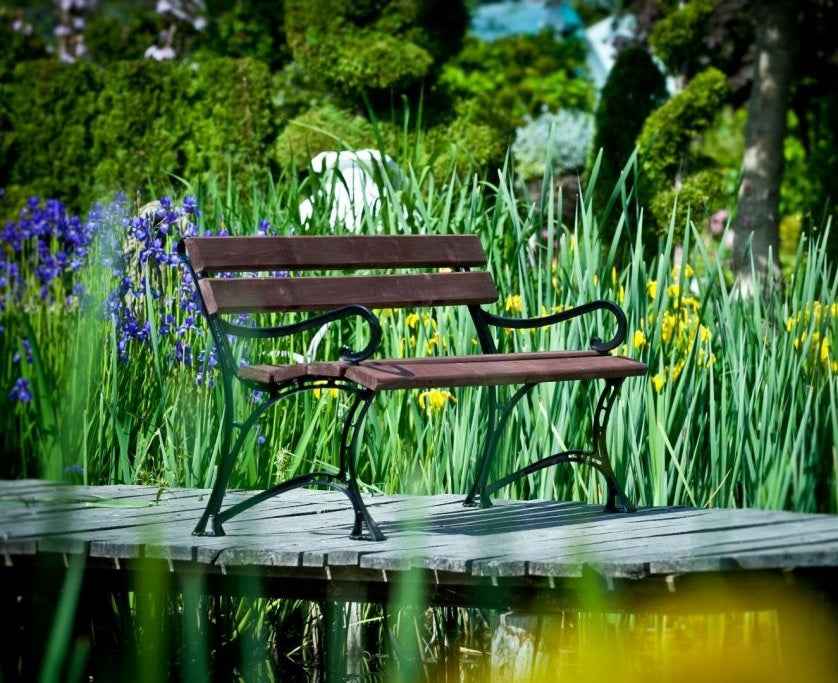Banc de jardin en bois couleur noyer et aluminium 150cm avec accoudoirs - Clicktofournisseur.com