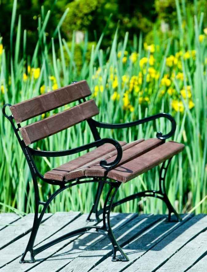 Banc de jardin en bois couleur noyer et aluminium 150cm avec accoudoirs - Clicktofournisseur.com