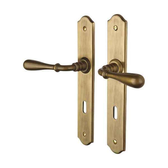 2 poignées sur plaque DURANCE, entrée de clé pour chambre, Finition laiton patiné, Entraxe standard 195 mm