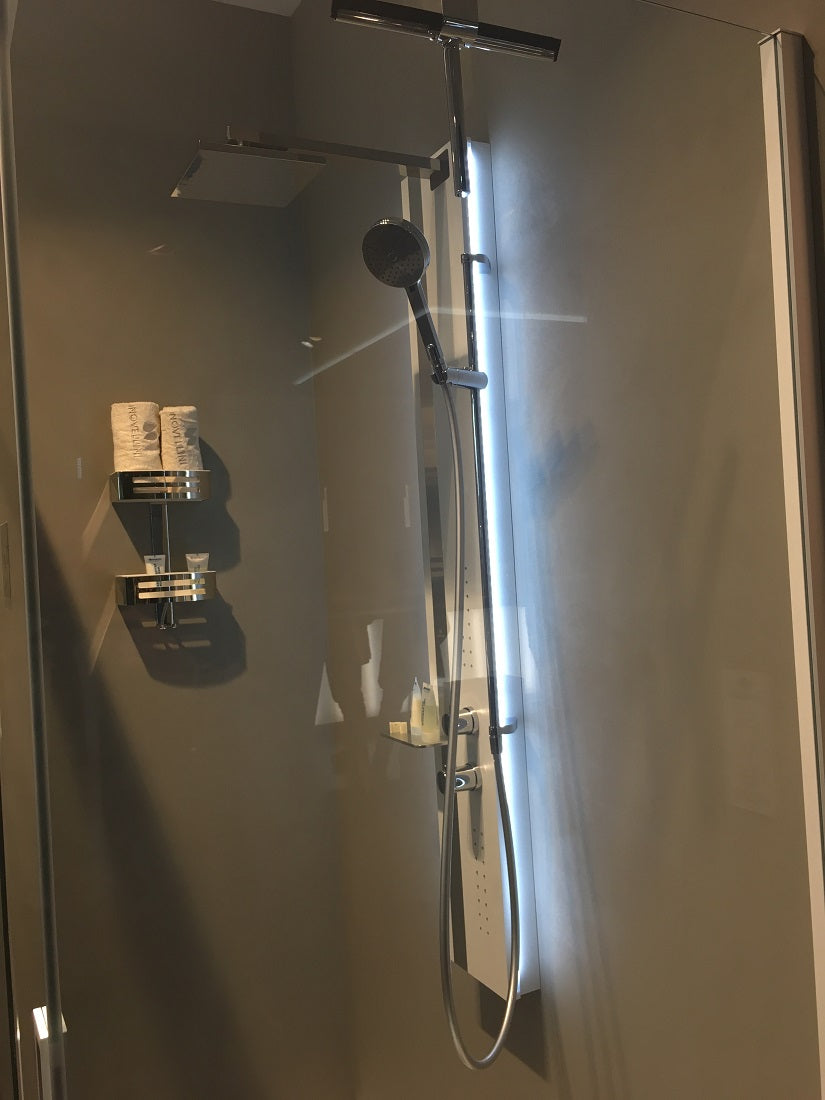 Colonne de douche thermostatique avec éclairage LED NOVELLINI LINE 2 150 cm clicktofournisseur.com