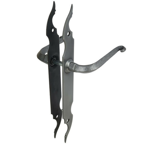 2 poignées de porte sur plaque CELTIQUE, Sans trou pour pièce à vivre, Finition acier aspect fer forgé patiné, Entraxe standard 195 mm