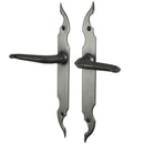 2 poignées de porte sur plaque CELTIQUE, Sans trou pour pièce à vivre, Finition acier aspect fer forgé patiné, Entraxe standard 195 mm