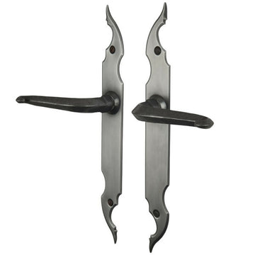 2 poignées de porte sur plaque CELTIQUE, Sans trou pour pièce à vivre, Finition acier aspect fer forgé patiné, Entraxe standard 195 mm