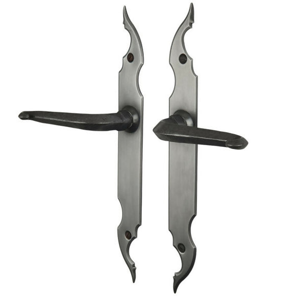 2 poignées de porte sur plaque CELTIQUE, Sans trou pour pièce à vivre, Finition acier aspect fer forgé patiné, Entraxe standard 195 mm