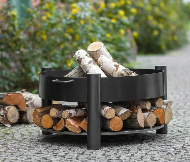 Grille barbecue Ø 60 cm sur trépied + Brasero avec range bois SOLAFA Ø 70 cm en acier noir clicktofournisseur.com