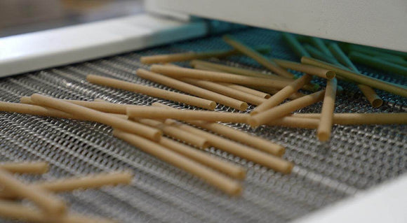 Écologiques paille bagasse en canne à sucre, résistantes et fabriquées en France, sur un tapis de production.