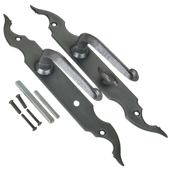 2 poignées de porte sur plaque fine CELTIQUE, Verrou de condamnation pour salle de bain/WC, Finition acier aspect fer forgé patiné, Entraxe standard 195 mm