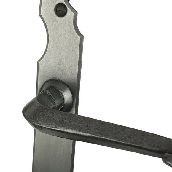 2 poignées de porte sur plaque fine CELTIQUE, Entrée de clé pour chambre, Finition acier aspect fer forgé patiné, Entraxe standard 195 mm