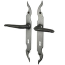 2 poignées de porte sur plaque fine CELTIQUE, Entrée de clé pour chambre, Finition acier aspect fer forgé patiné, Entraxe standard 195 mm