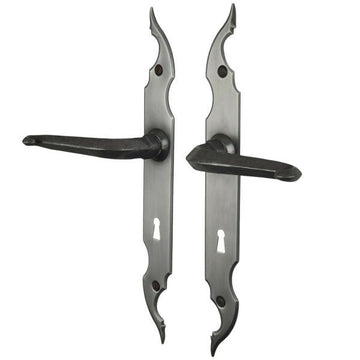 2 poignées de porte sur plaque fine CELTIQUE, Entrée de clé pour chambre, Finition acier aspect fer forgé patiné, Entraxe standard 195 mm