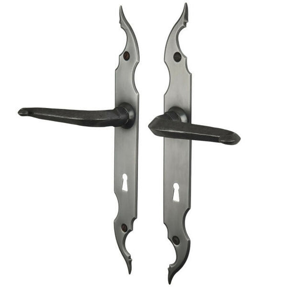 2 poignées de porte sur plaque fine CELTIQUE, Entrée de clé pour chambre, Finition acier aspect fer forgé patiné, Entraxe standard 195 mm