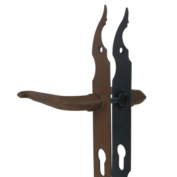 2 poignées de porte sur plaque CELTIQUE, Trou de cylindre - entrée - bureau - service, Finition acier aspect fer forgé rouille, Entraxe standard 195 mm