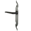 2 poignées de porte sur plaque CELTIQUE, Sans trou pour pièce à vivre, Finition acier aspect fer forgé patiné, Entraxe standard 195 mm