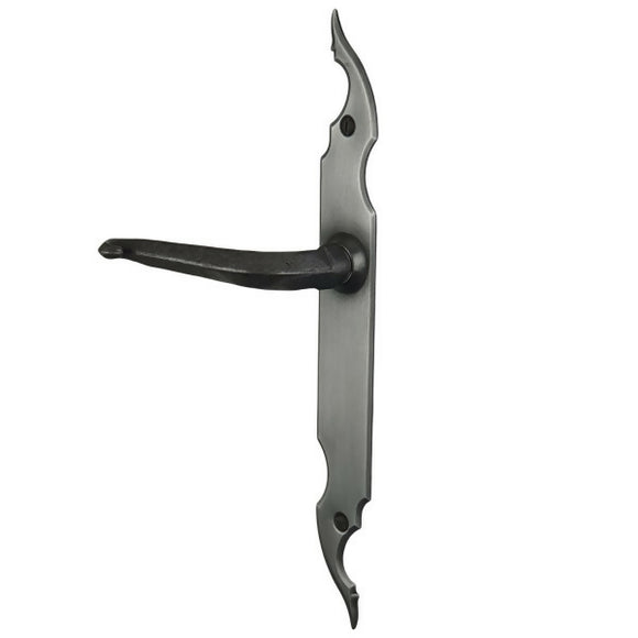 2 poignées de porte sur plaque CELTIQUE, Sans trou pour pièce à vivre, Finition acier aspect fer forgé patiné, Entraxe standard 195 mm