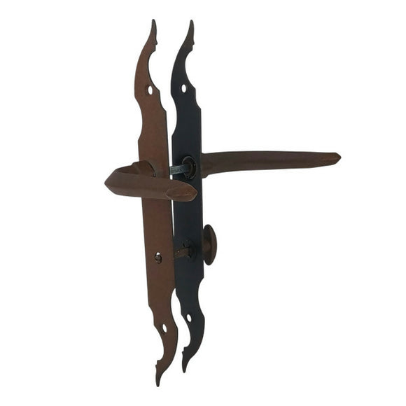 2 poignées de porte sur plaque CELTIQUE, Verrou de condamnation pour salle de bain/WC, Finition acier aspect fer forgé rouille, Entraxe standard 195 mm